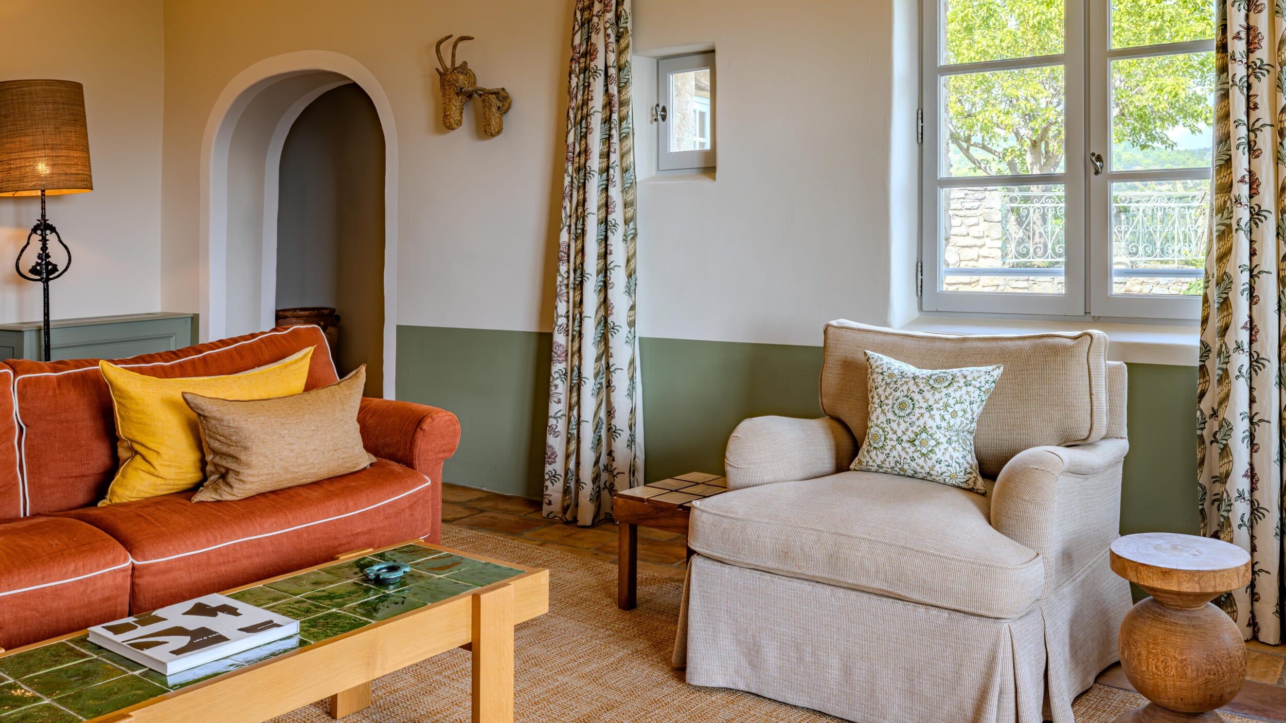 Salon Canape rouge et beige Suite Prestige Ventoux Hotel Crillon le Brave @Hiddencliffs