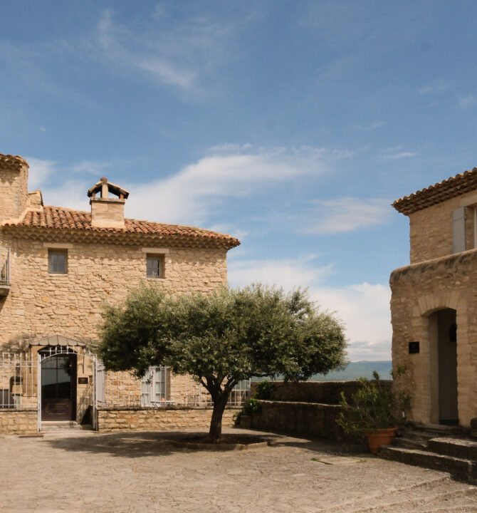 vue village crillon le brave place avec un olivier